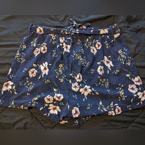 5 Inch pull-on stretch crepe mid-rise tie-front short, blue floral - Picture 3 of 6